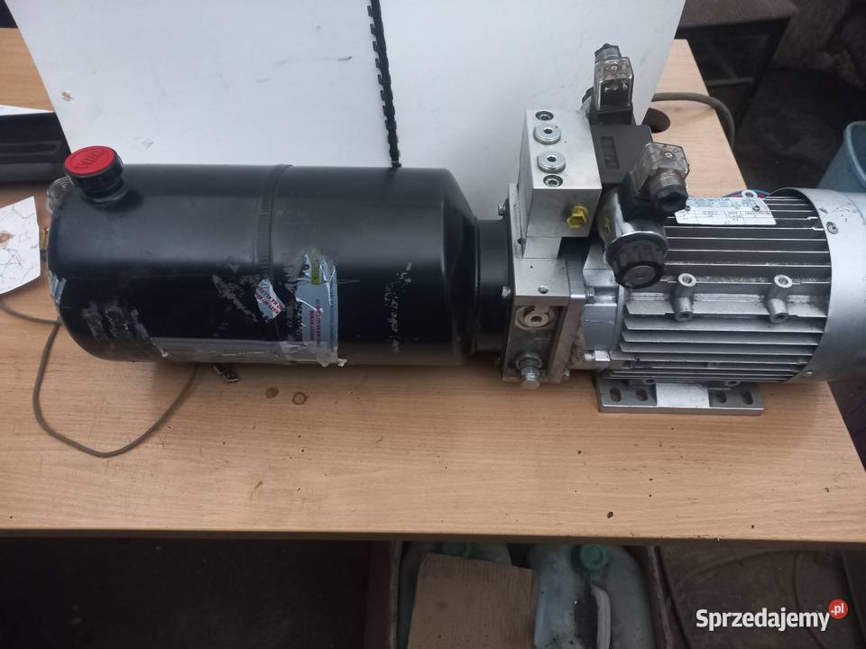 Pompa hydrałliczna z silniem i zbiornikem