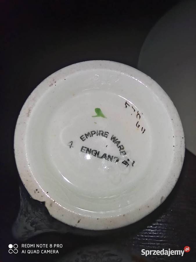 Dama w ogrodzie wśród ostróżek Empire Ware