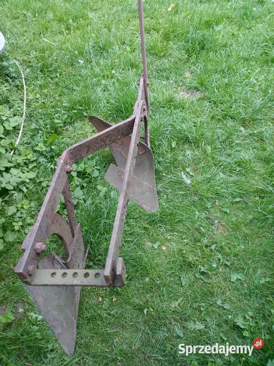 Zabytkowy pług konny dwuskibowy Sejny