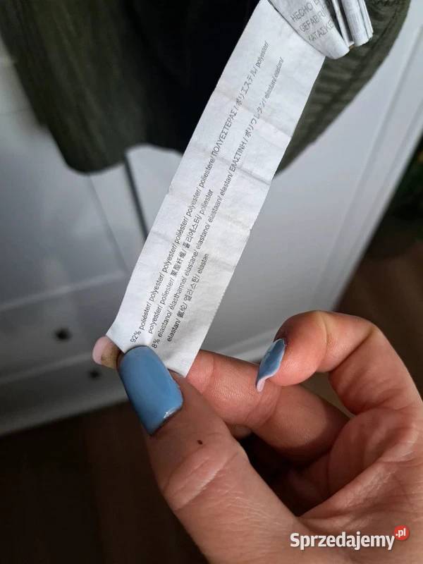 Khaki sukienka z subtelnymi prażkami elegancka i Trąbki Wielkie