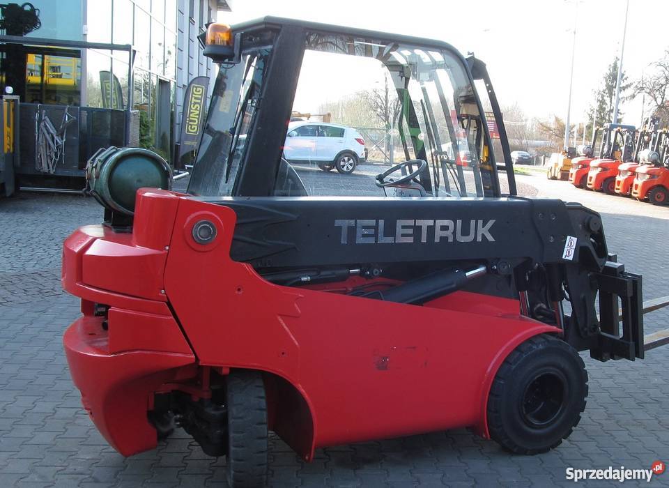 Wózek widłowy teleskopowy z ramieniem