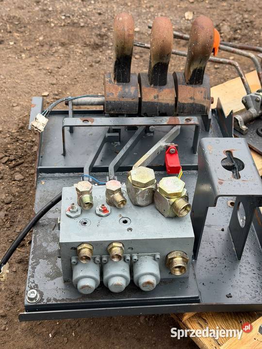 Rozdzielacz hydrauliczny trzysekcyjny AV 4922 Antonie