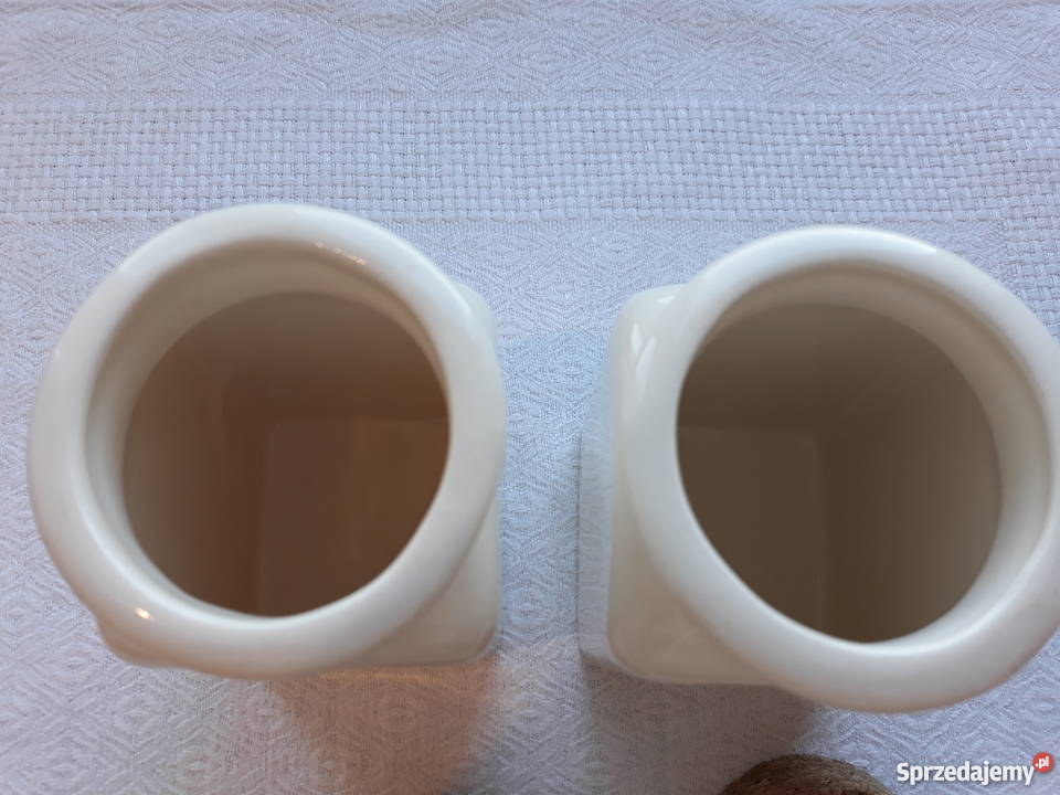 dwa śliczne ceramiczne pojemniki na przyprawy inny kolor