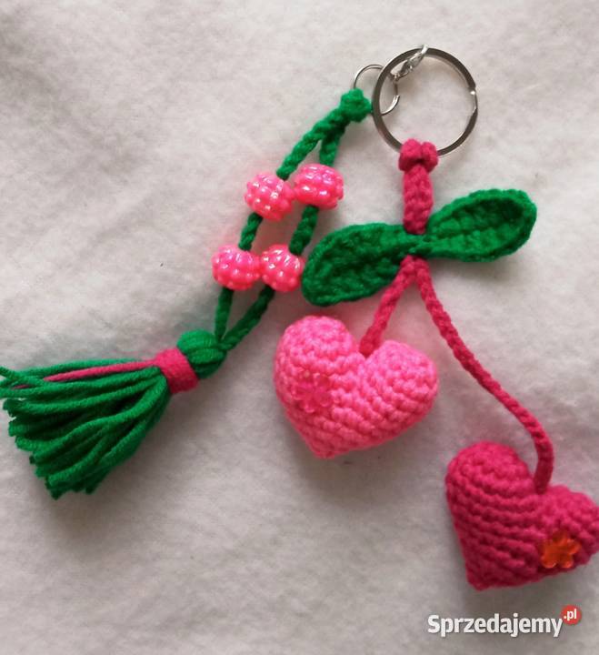 Serduszkowy brelok wykonany na szydełku Antyki, Sztuka, Kolekcje Łask