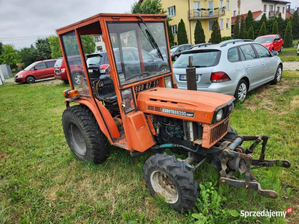 Traktor Mini Kubota B8200 HST 4x4 Przedni TUZ Kubota