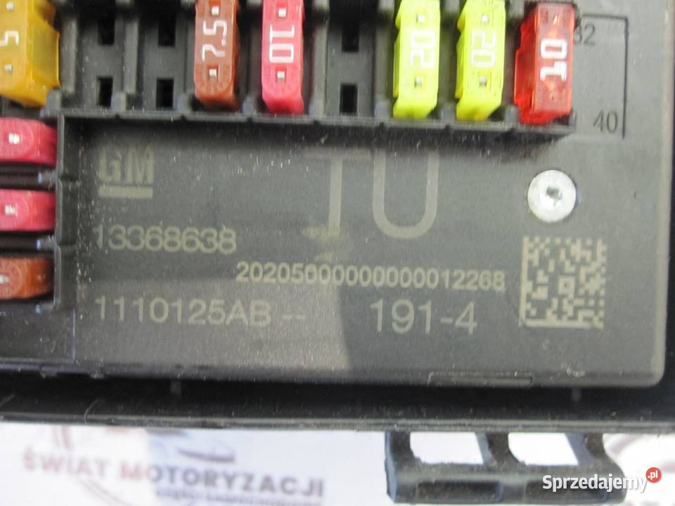 OPEL ASTRA J LIFT 14r skrzynka bezpieczników