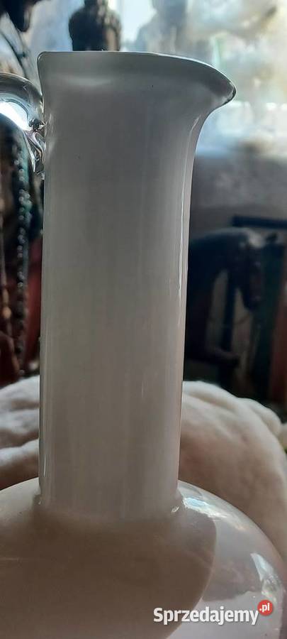 biały dzbanek autorstwa Jerzego SłuczanOrkuszaz