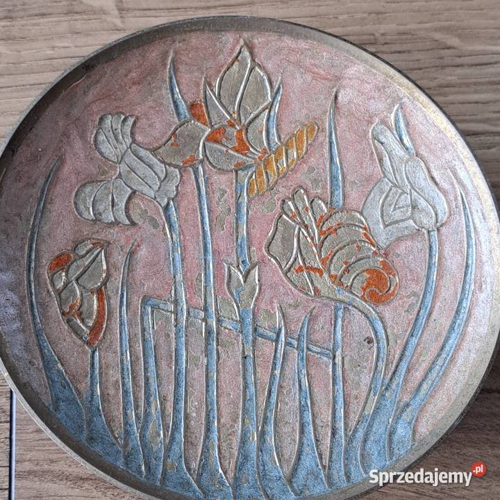 Dekoracyjna patera mosiężna z motywem kwiatowym Domaszczyn