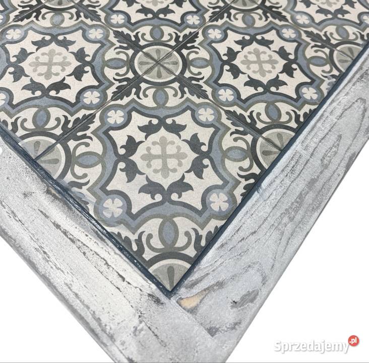 Stylowy drewniany stolik w stylu prowansalskim