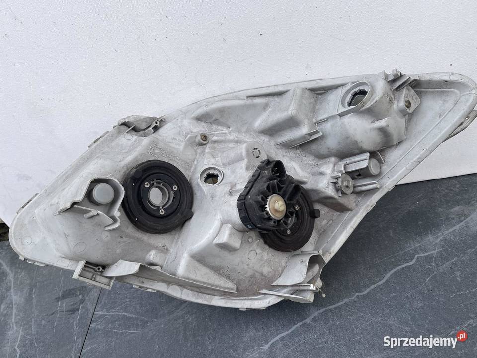 TOYOTA COROLLA VERSO PRAWA LAMPA PRZÓD osobowe Ostroróg