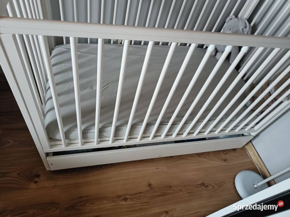 Łóżeczko niemowlaka z szufladą i materacem