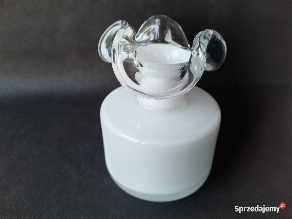 Stary biały wazon z falbanką huta Tarnowiec proj Katowice