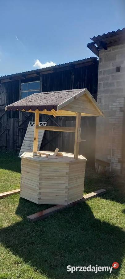 Drewniana obudowa studni Żeleźniki