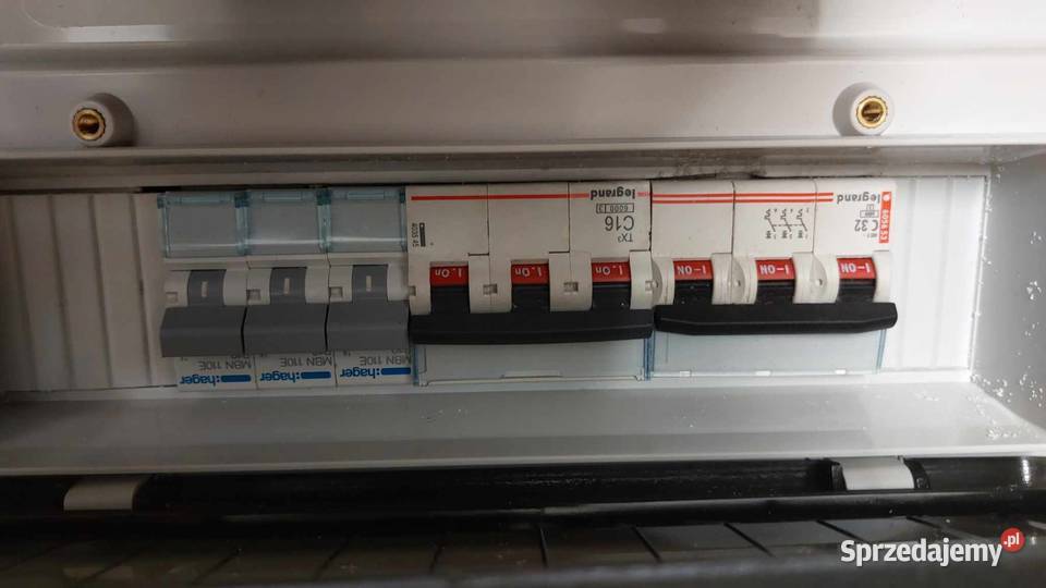 Rozdzielnica na stojaku PPH Famel Pilica