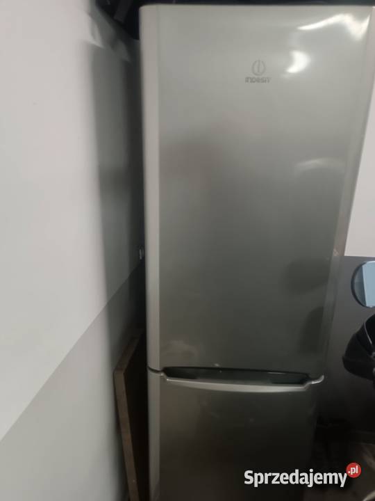 Lodówka Indesit srebrna no frost 187 wys Lodówki i zamrażarki Tuchola