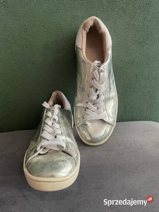 Srebrne wiązane trampki Stradivarius Obuwie sportowe Kłodawa