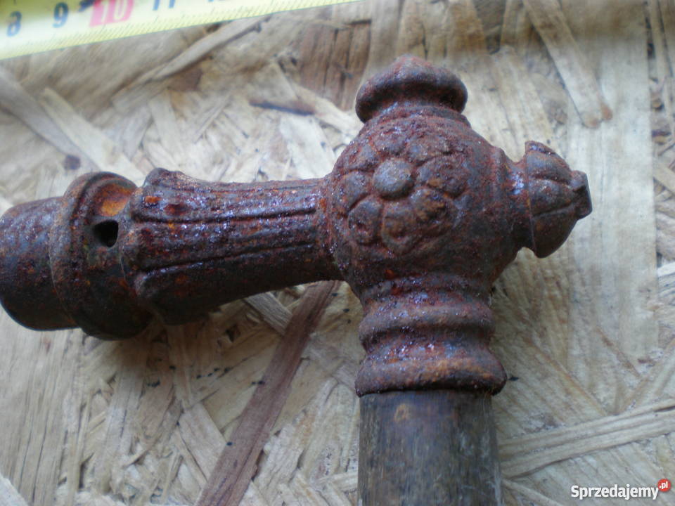 Przedwojenna rzeźbiona klamka z drewnianą rączką inny kolor Lipiany