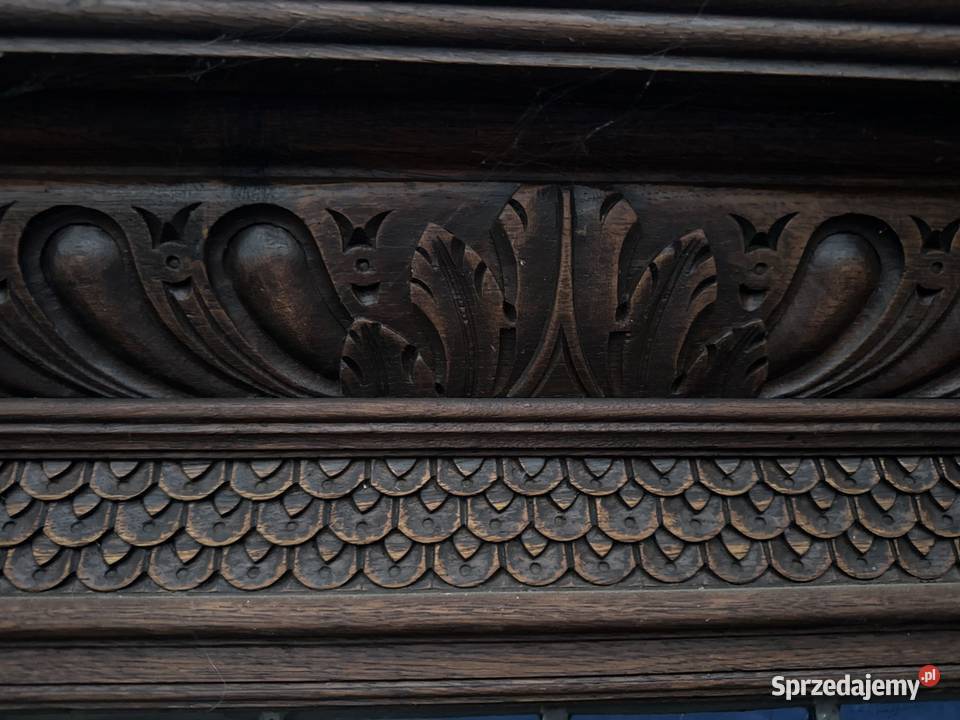 Stary kościelny witraż oprawiony w drewno z Długopole-Zdrój