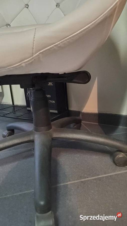 Fotel bialy z cekinami 44cm