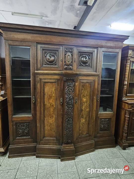 Stary kredens z Francji