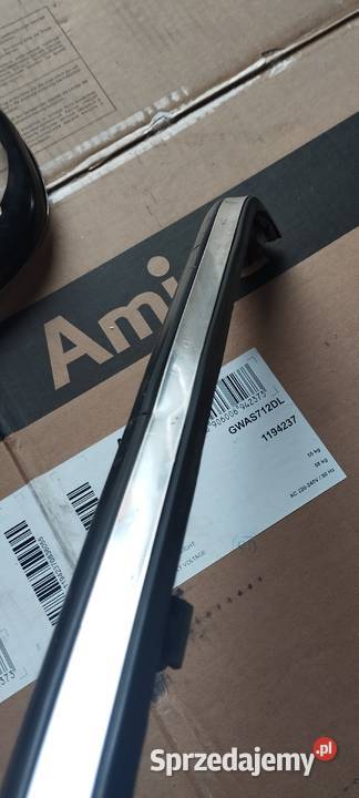 Listwy chromowane pod lampy Mercedes w 123