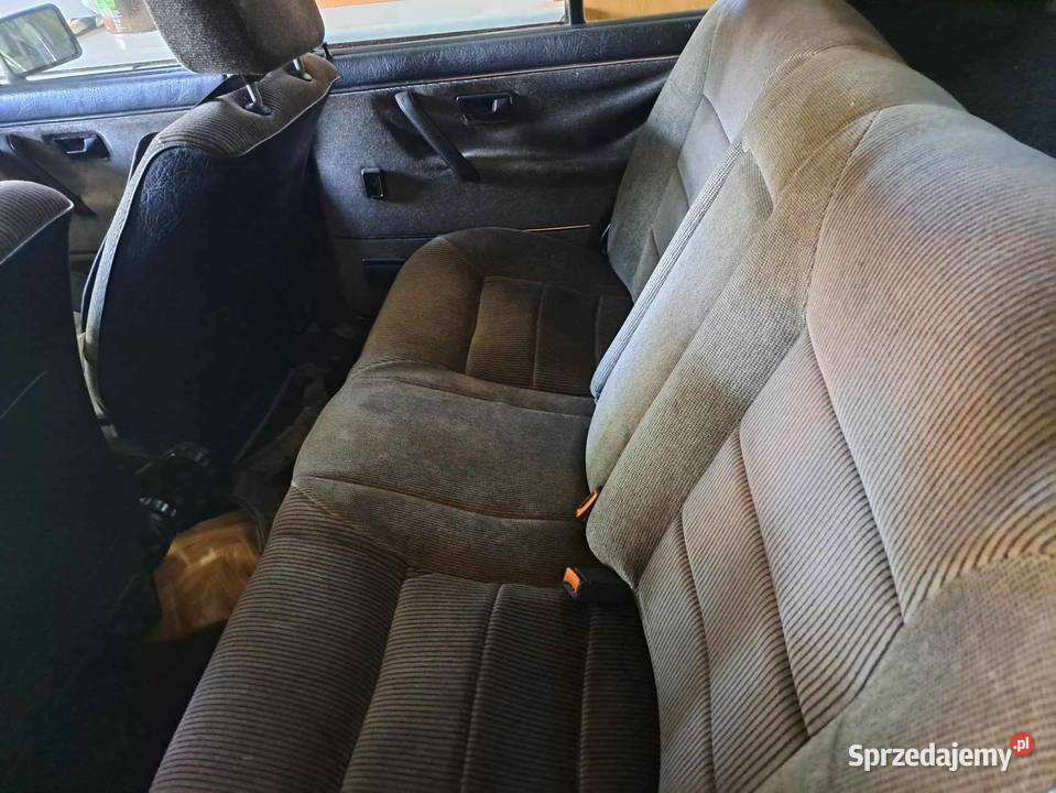 Volkswagen Jetta USA A2 1986 uszkodzona welurowa tapicerka Laskowa