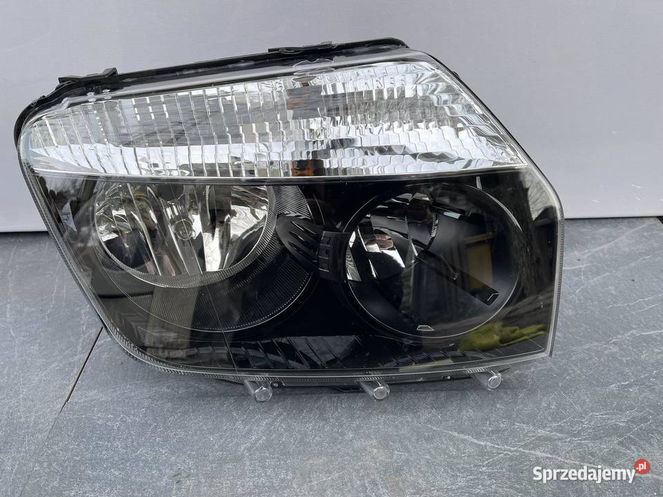 DACIA DUSTER PRAWA LAMPA PRZÓD CZARNA