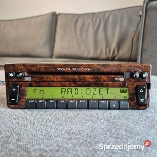 Unikatowe radio w kolorze drewna Becker Grand