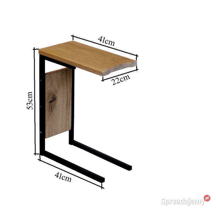Mały niski stolik obruceniu służy jako taboret