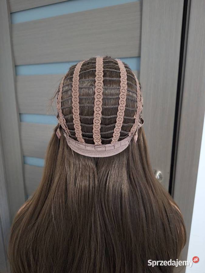 Długa peruka w kolorze szatynowym z grzywką pomorskie Malbork