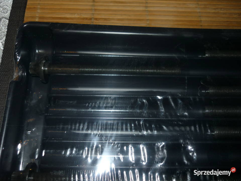 Komplet śrub głowicy Renault 12 L 10 7700107044