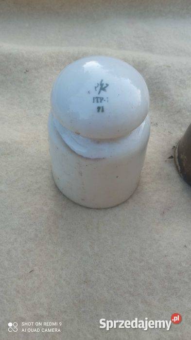 Izolatory stare elektryczne różne kolory