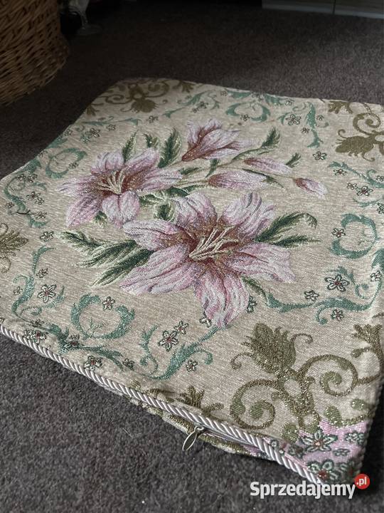 Poszewki gobelinowe zdobione złotą nitką Zabrze