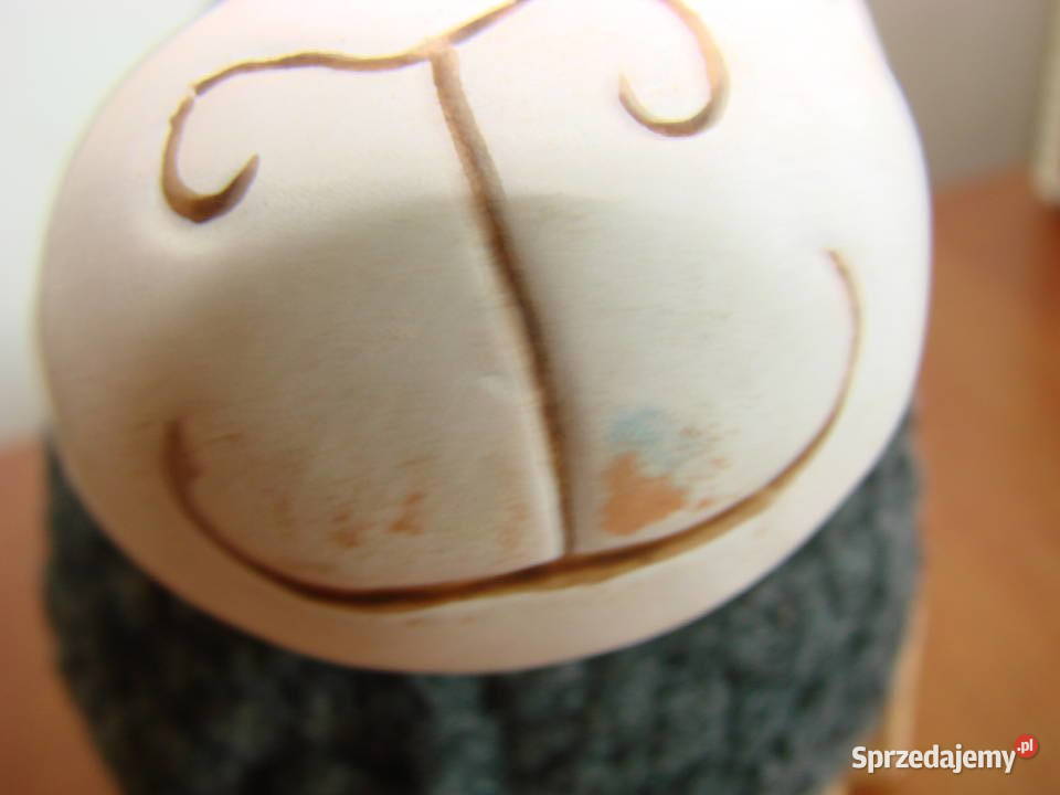 Czarna Owca ceramiczna figurka z futerkiem Pruszcz Gdański