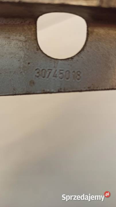 ZAWIAS MASKI PRAWY VOLVO XC70 30745018