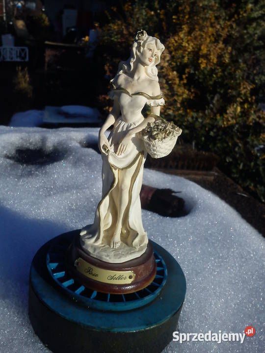 Stara porcelanowa figurka Kobiety sprzedającej Aleksandrów Łódzki