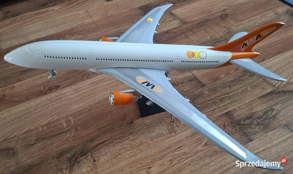 Duży samolot pasażerski AirBus z napędem jeździ Plastik