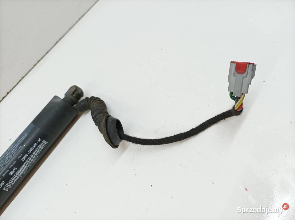 SIŁOWNIK KLAPY BAGAŻNIKA LEWY TYŁ EM2BU402A55AC