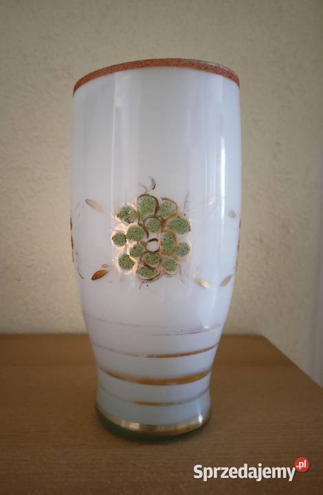 Stary biały szklany wazon z czerwonymi i podkarpackie Tarnobrzeg