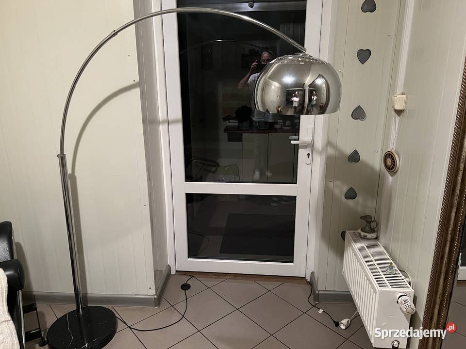 Srebrna lampa stojąca z kamieniem naturalnym