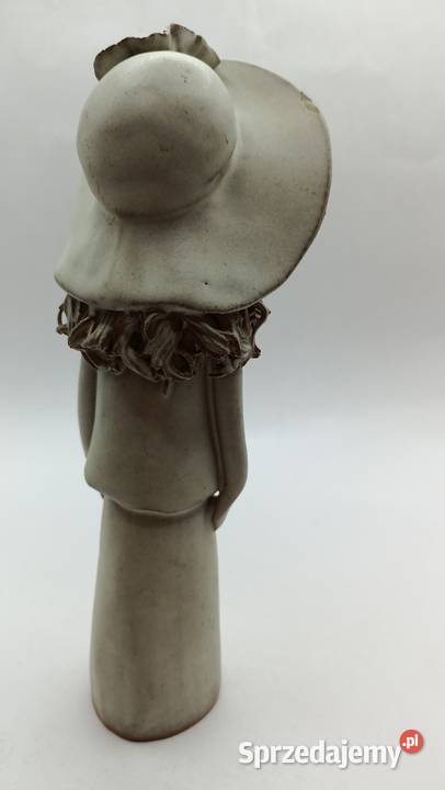 Ceramika kobieta bez twarzy w dużym kapeluszu Zamość