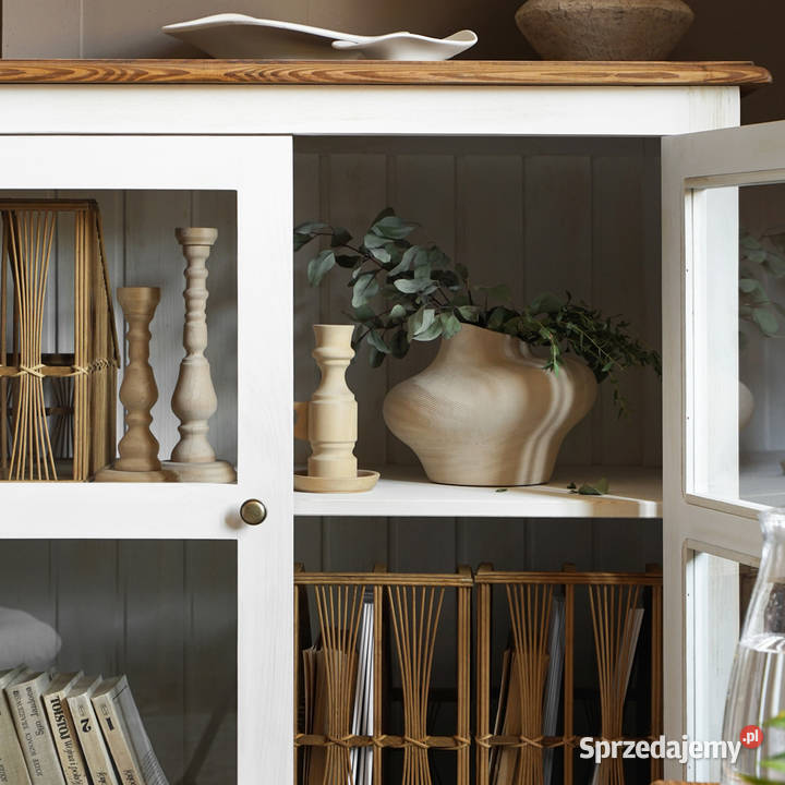 Stylowa biała komoda z przeszklonymi drzwiczkami Maków Podhalański
