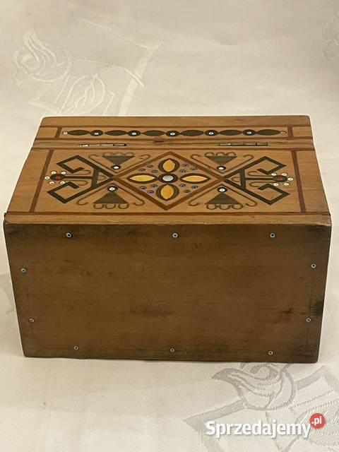 Drewniane pudełko na karty z inkrustacją z masy Kraków