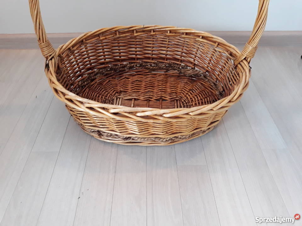duży wiklinowy koszykna prezent rączka na kwiaty