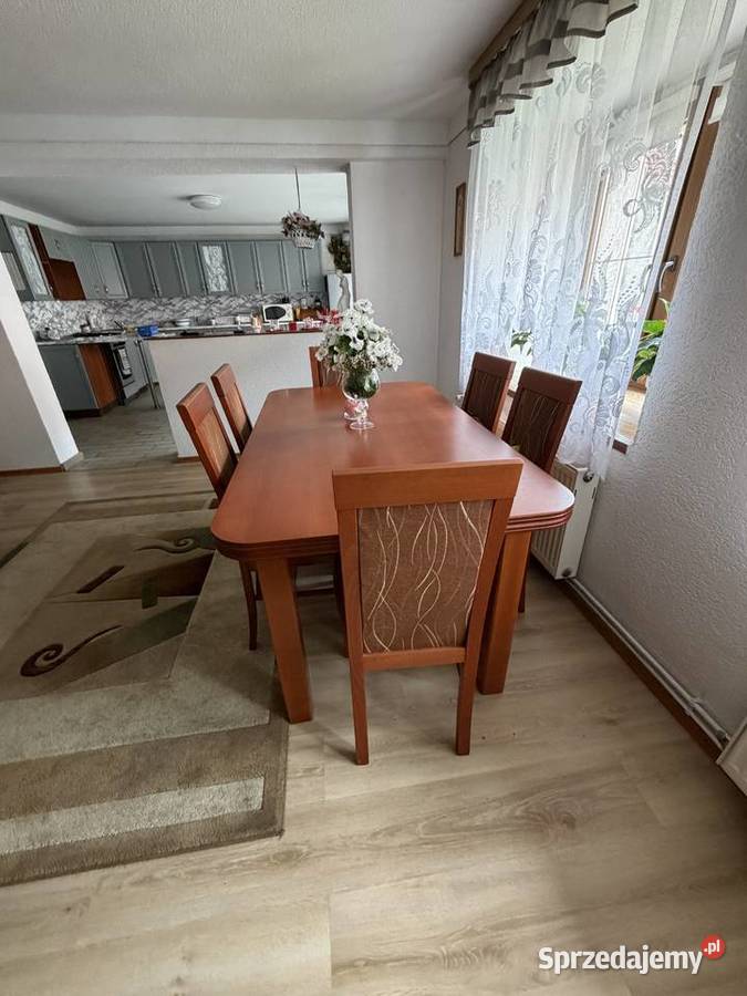 Stół z drewna naturalnego z krzesłami