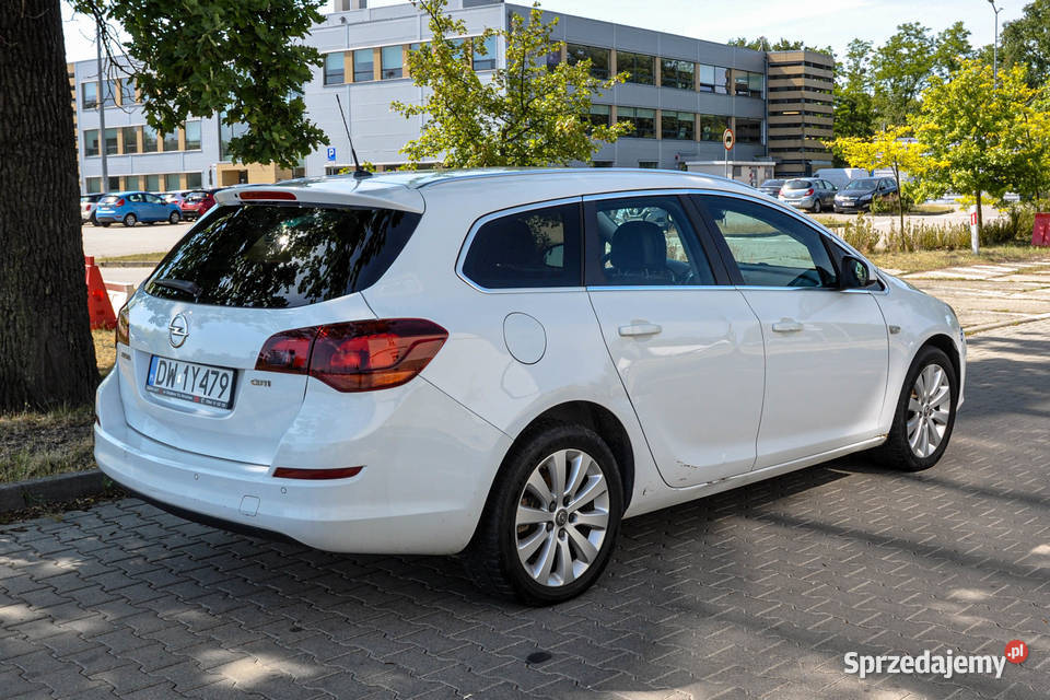 Opel Astra 17CDTI 2011 r manualna Samochody osobowe