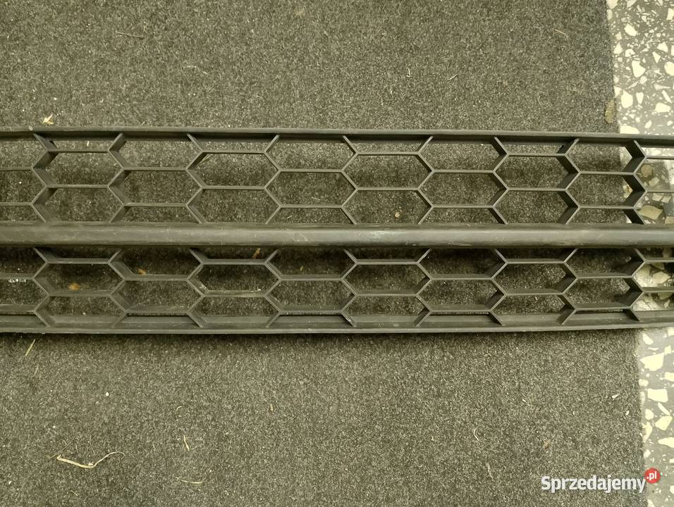 Atrapa środkowa zderzak przód Skoda Octavia 3 sprzedam