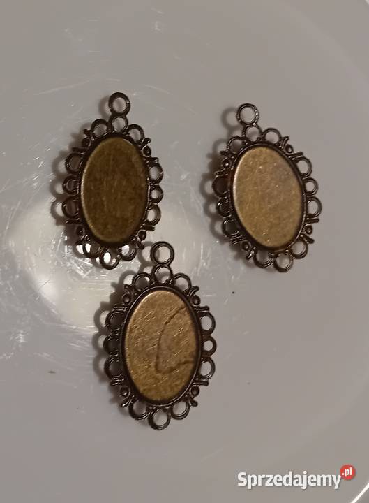 Trzy małe kamee oprawione w misiądz około połowy Antyki Antyki Koźminek