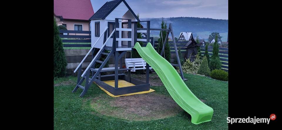 Plac zabaw dzieci domek huśtawka piaskownica drewno Jordanów