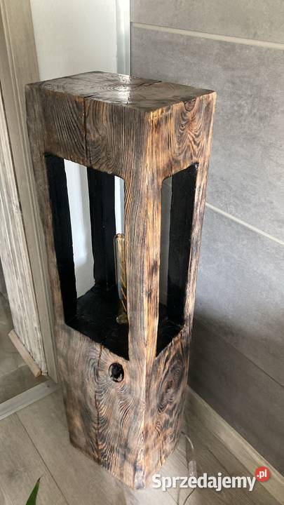 Lampa stojąca z beli drewna Skoroszyce